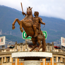 soldat de guerrier de bronze sur la statue de cheval